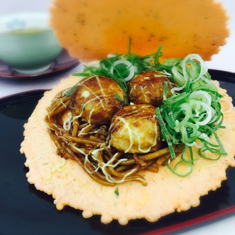焼きそば入りたこ焼きせん | えびまんげつの三河屋製菓